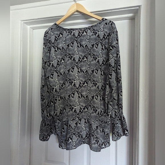 WOMAN'S Joe Fresh Black & White Snake Print Long Sleeve Blouse-Size Large - Picture 2 of 5